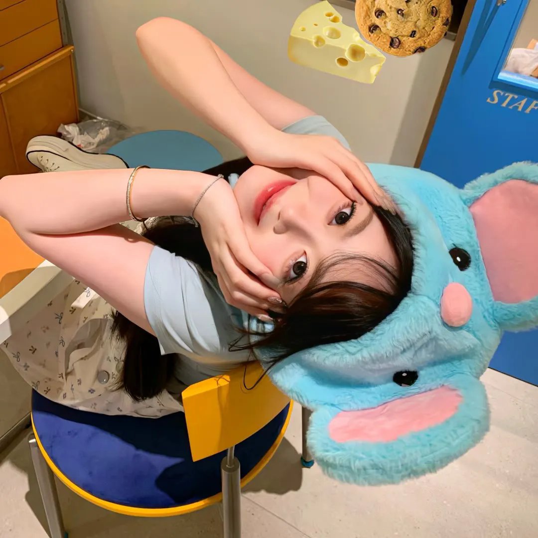 她行走于黑暗中海报